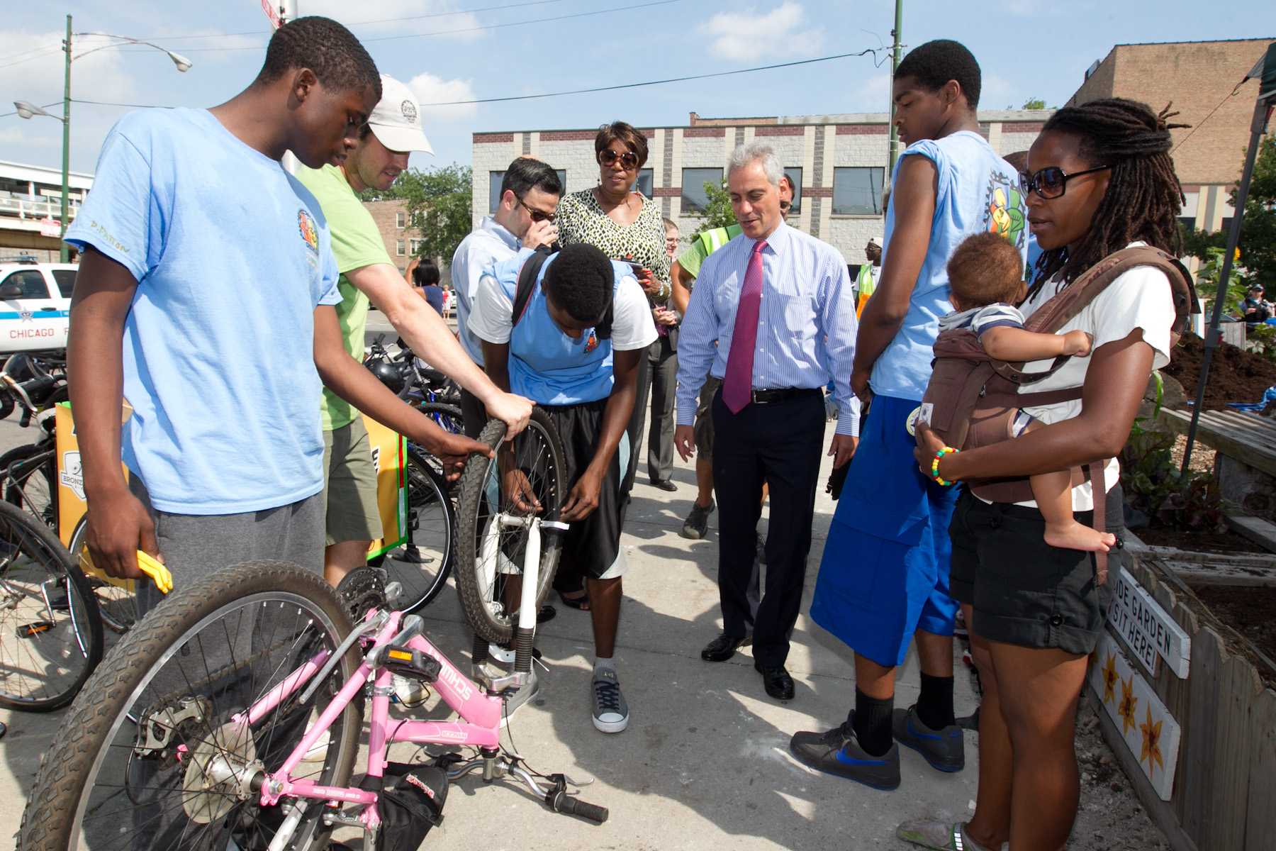 Mayor Emanuel visits with young people participating in Greencorps.